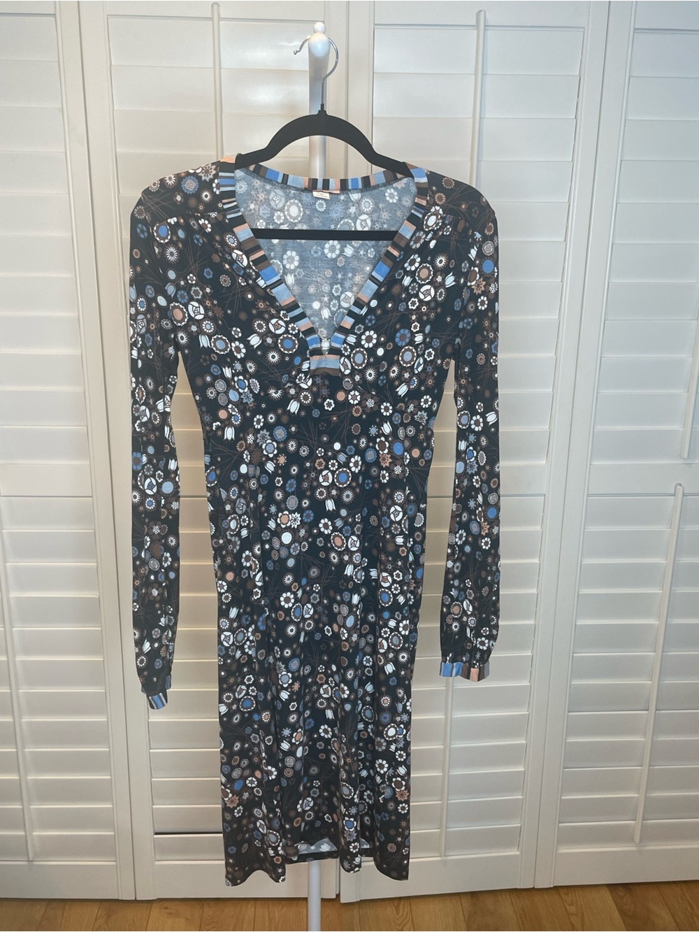 Max & Co. Black Floral-Print Long Sleeve Midi Dress with Blue Accents